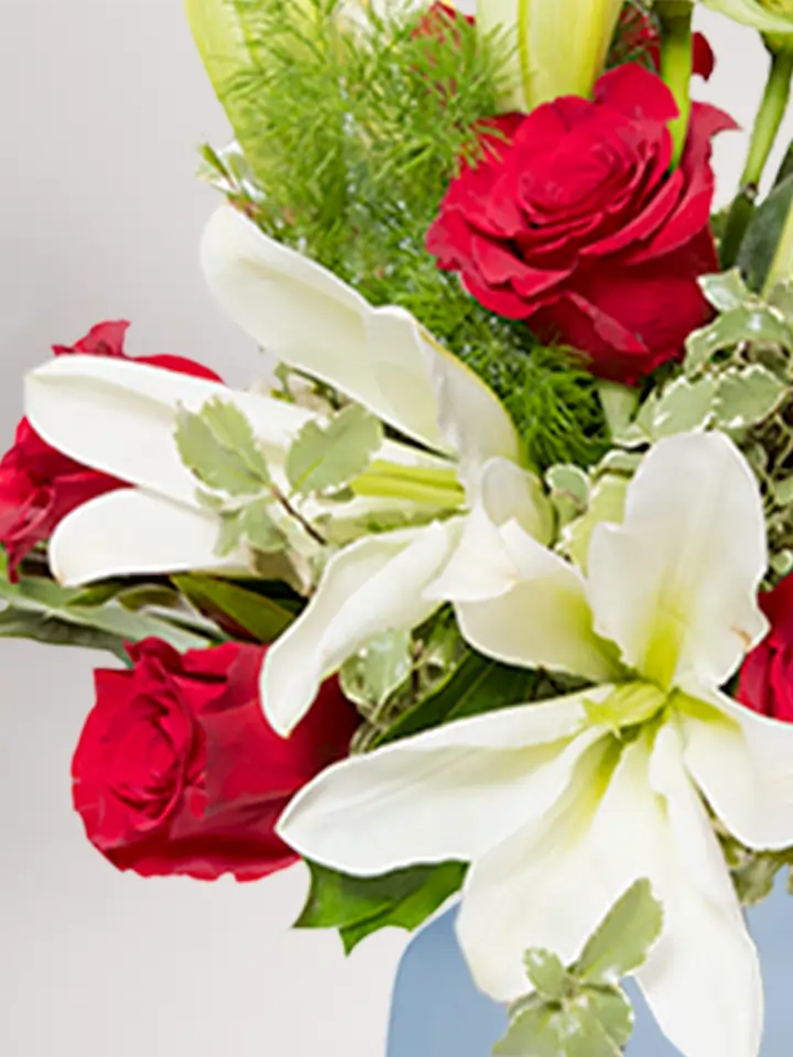 Bouquet gigli bianchi rose rosse macro